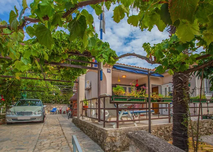 Gorgeous Apartment In Cres With Kitchen