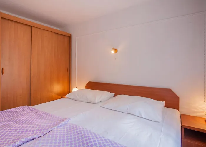 Gorgeous Apartment In Cres With Kitchen