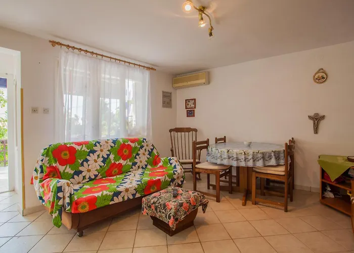Gorgeous Apartment In Cres With Kitchen