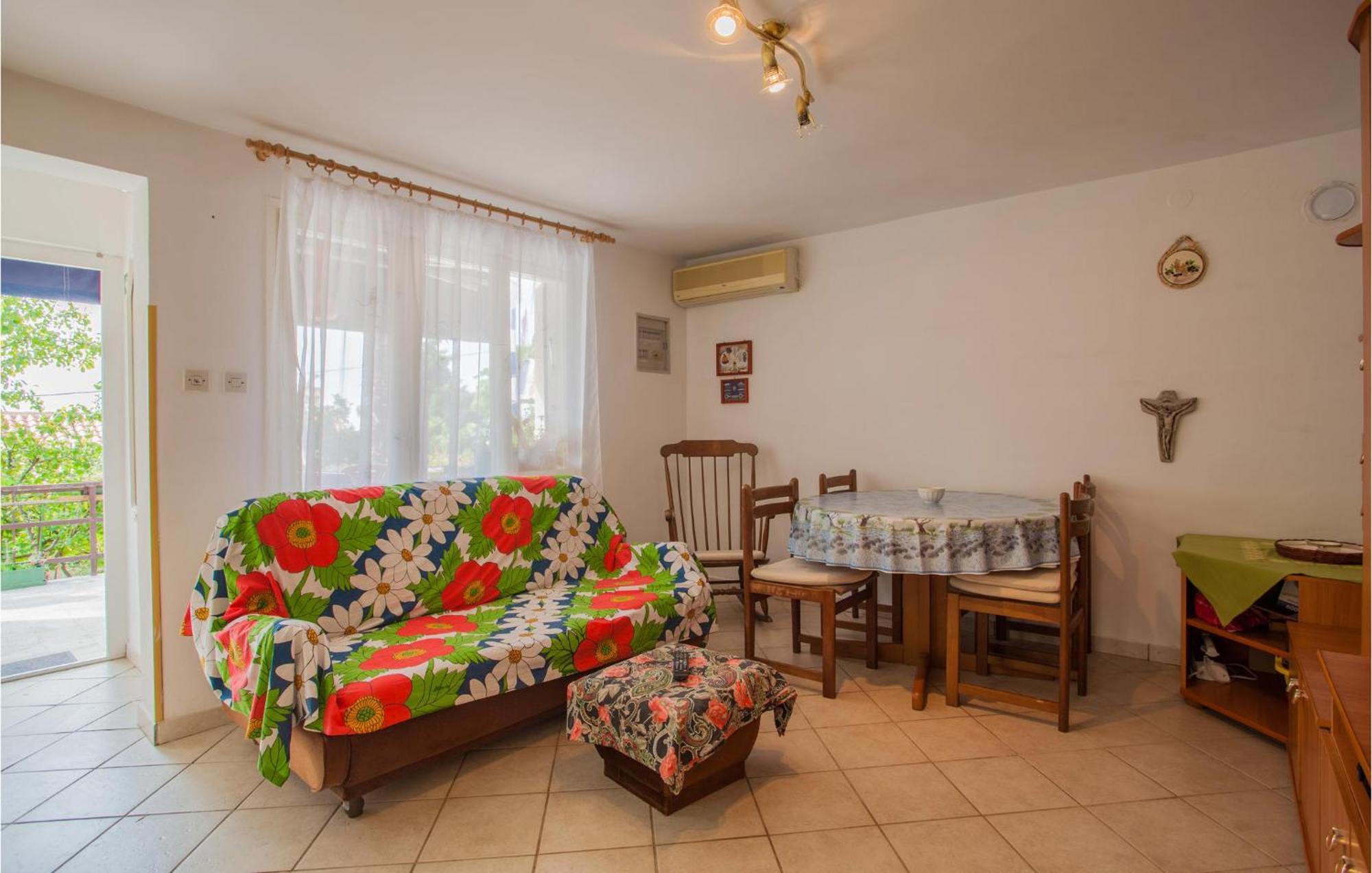 Apartament Gorgeous In With Kitchen